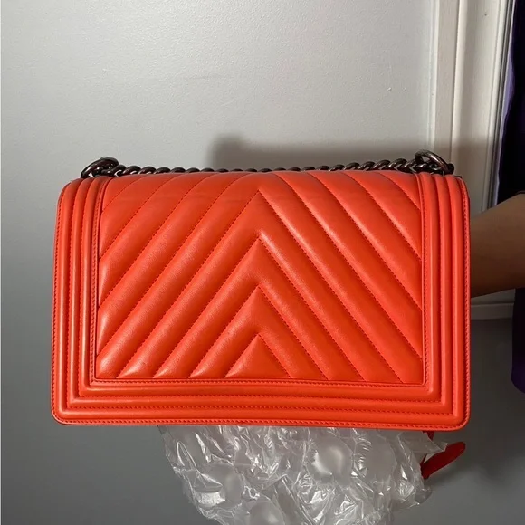 CHANEL New Medium Chevron Boy - Picture 3 of 12